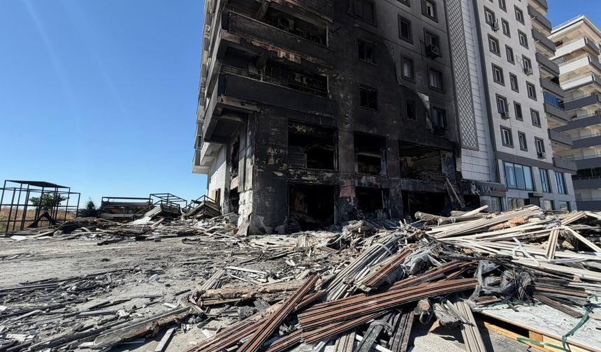 3 Saatte Söndürülen Yangından Geriye Korkutan Manzara Kaldı