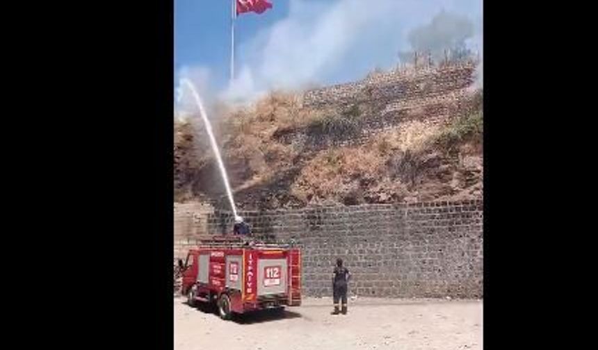 Siverek Kalesi Eteklerinde Korkutan Yangın: Kuru Otlar Alev Aldı