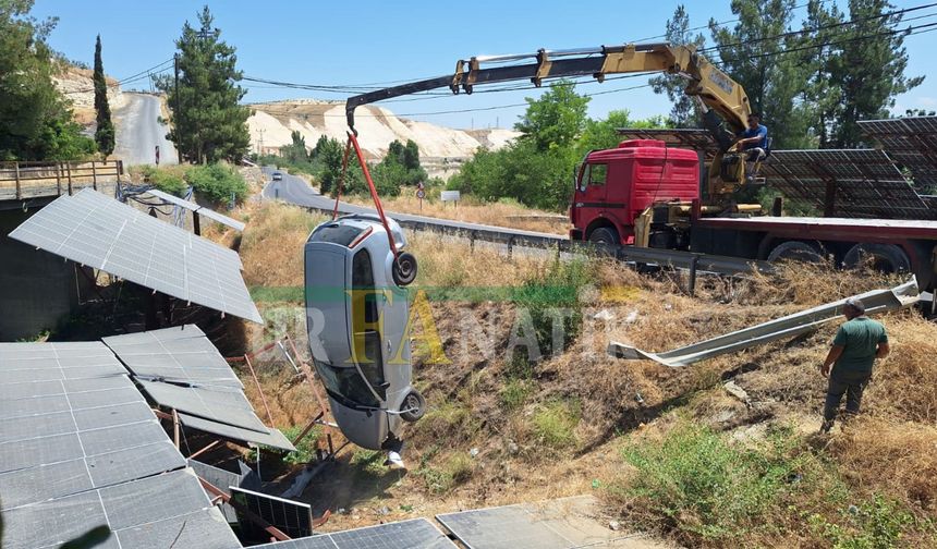 Şanlıurfa'da Şarampolden Uçan Otomobil Panelleri Yerle Bir Etti