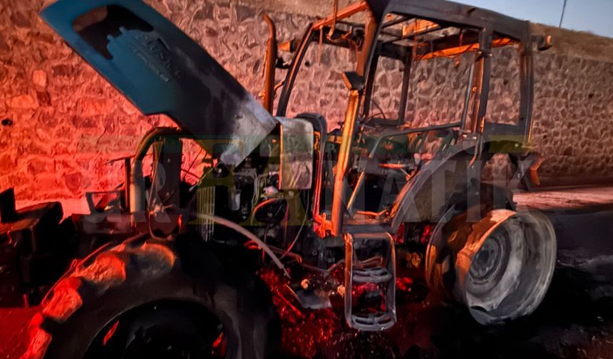Suruç'ta Alev Topuna Dönen Traktörden Geriye Demir Yığını Kaldı