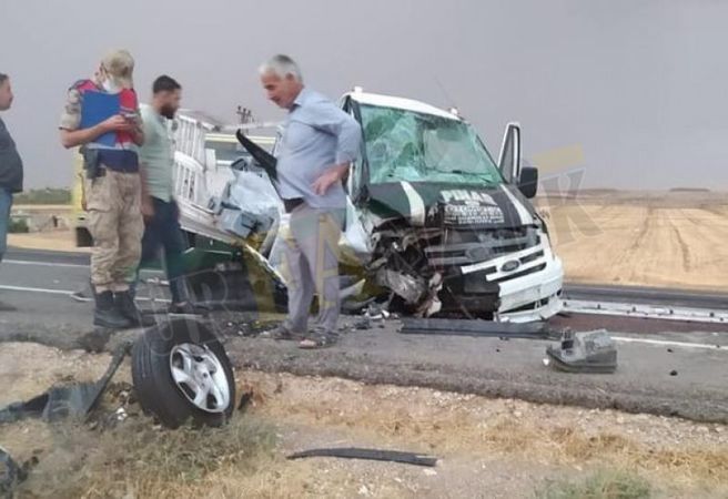 Urfa'da feci kaza: Otomobil ve pikap kafa kafaya çarpıştı!