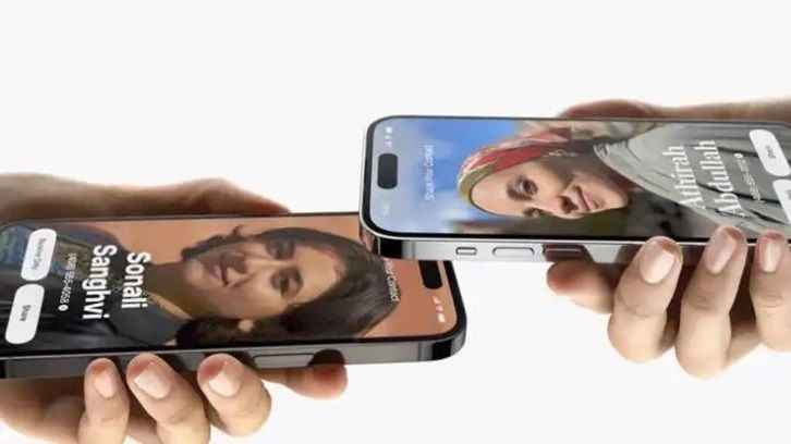 <p>iOS 17 güncellemesi ile birlikte yeni bir uygulamanın erişime açılacağını ifade eden Apple, “Journal (Günlük) isimli yeni uygulamanın detaylarını paylaştı. Etkinliklerin ve düşüncelerin yeni uygulama sayesinde günlük olarak kaydedilebileceğini ifade eden teknoloji devi, böylelikle Apple kullanıcılarının programlarının aksamayacağını belirtti. Journal isimli yeni uygulamanın kullanıcı davranışlarını analiz ettiğini ifade eden firma, kişinin yazmak isteyebileceği olası konuları görüntülediğini ve yakınlarda bulunan arkadaşları kısa süre içerisinde tespit ettiğini belirtti.</p>
<p>Yeni uygulamanın metin mesajı ve telefon araması ile entegre olarak çalıştığını ifade eden Apple, tüm verilerin ve diğer günlük analizlerin iPhone cihazda kaldığını belirtti.</p>