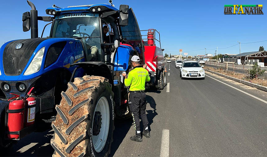 Akçakale Yolunun Trafik Düzenini Kadın Polisler Sağlıyor (1)