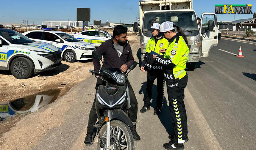 Akçakale Yolunun Trafik Düzenini Kadın Polisler Sağlıyor (3)