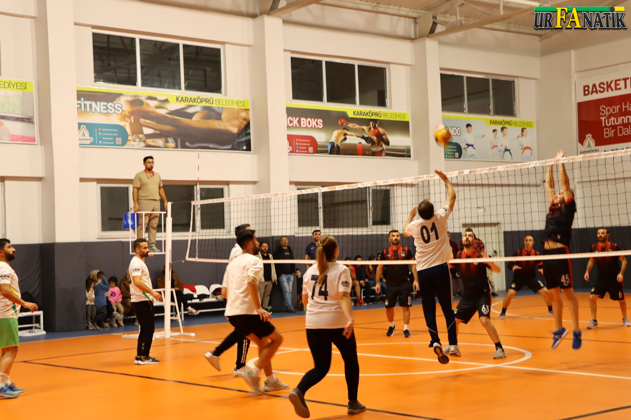 Karaköprü’de Öğretmenler Arasi Voleybol Turnuvasi Devam Edi̇yor (5)