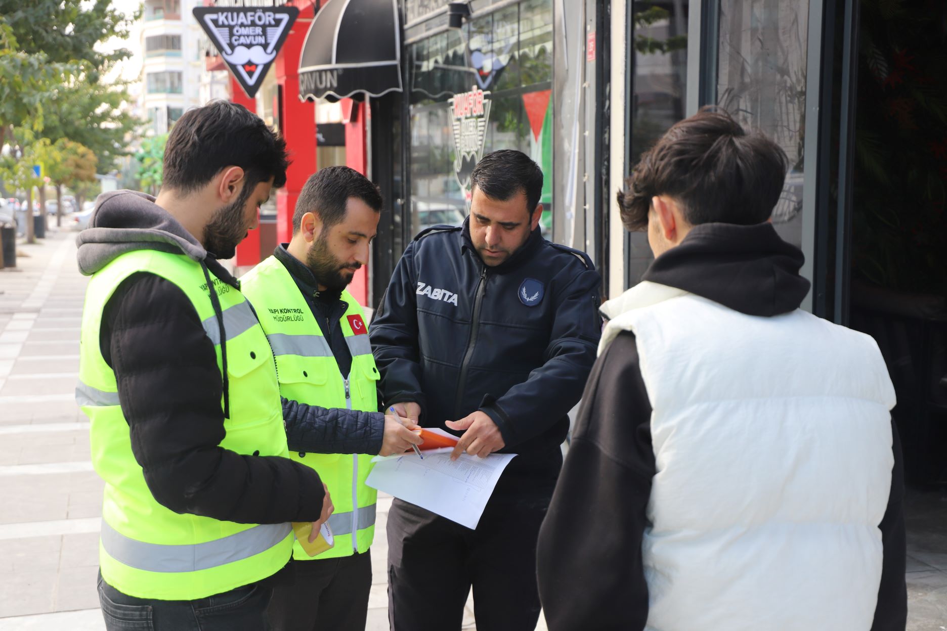 Karaköprü’de Yapi Kontrol Eki̇pleri̇ Deneti̇mleri̇ni̇ Sürdürüyorkaraköprü’de Yapi Kontrol Eki̇pleri̇ Deneti̇mleri̇ni̇ Sürdürüyor (4)