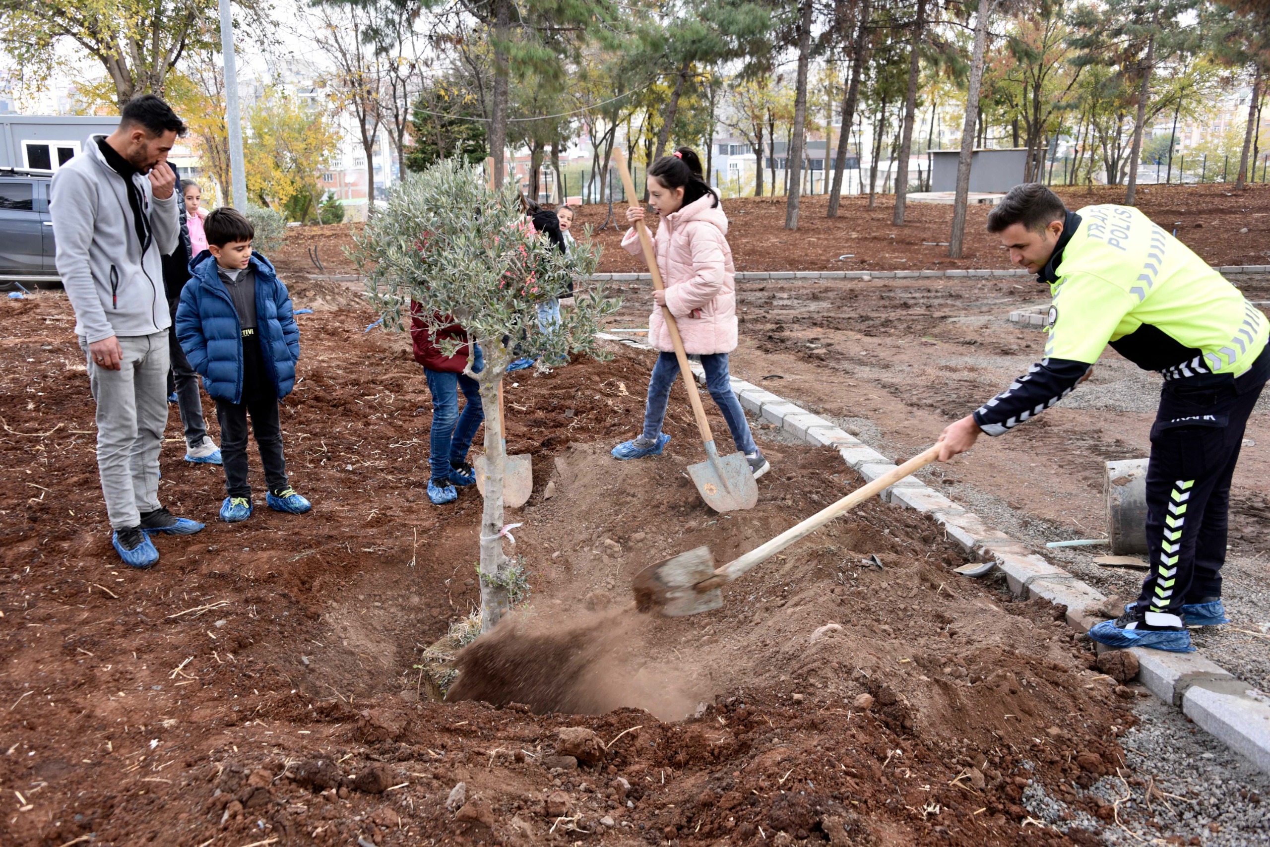 Öğretmen, Öğrenci ve Veliler Siverek Kalesinde Ağaç Dikti-1