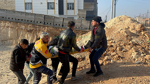 Haliliye'de İki Kişi İnşaat Çukuruna Düştü