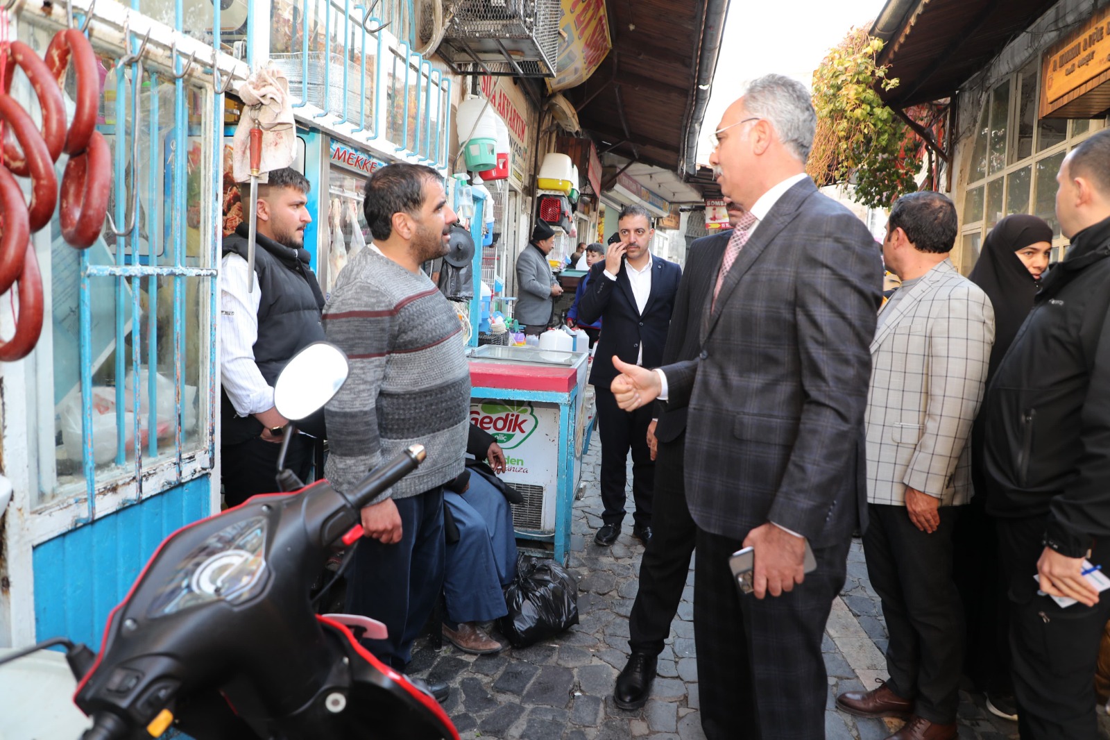 Belediye Başkanı, Mahallelinin Fırın Borçlarını Ödedi (1)