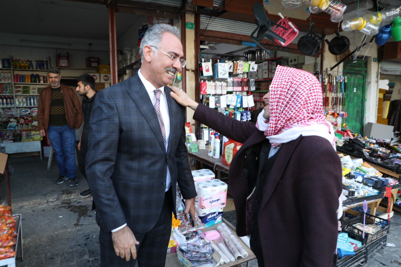 Belediye Başkanı, Mahallelinin Fırın Borçlarını Ödedi (4)