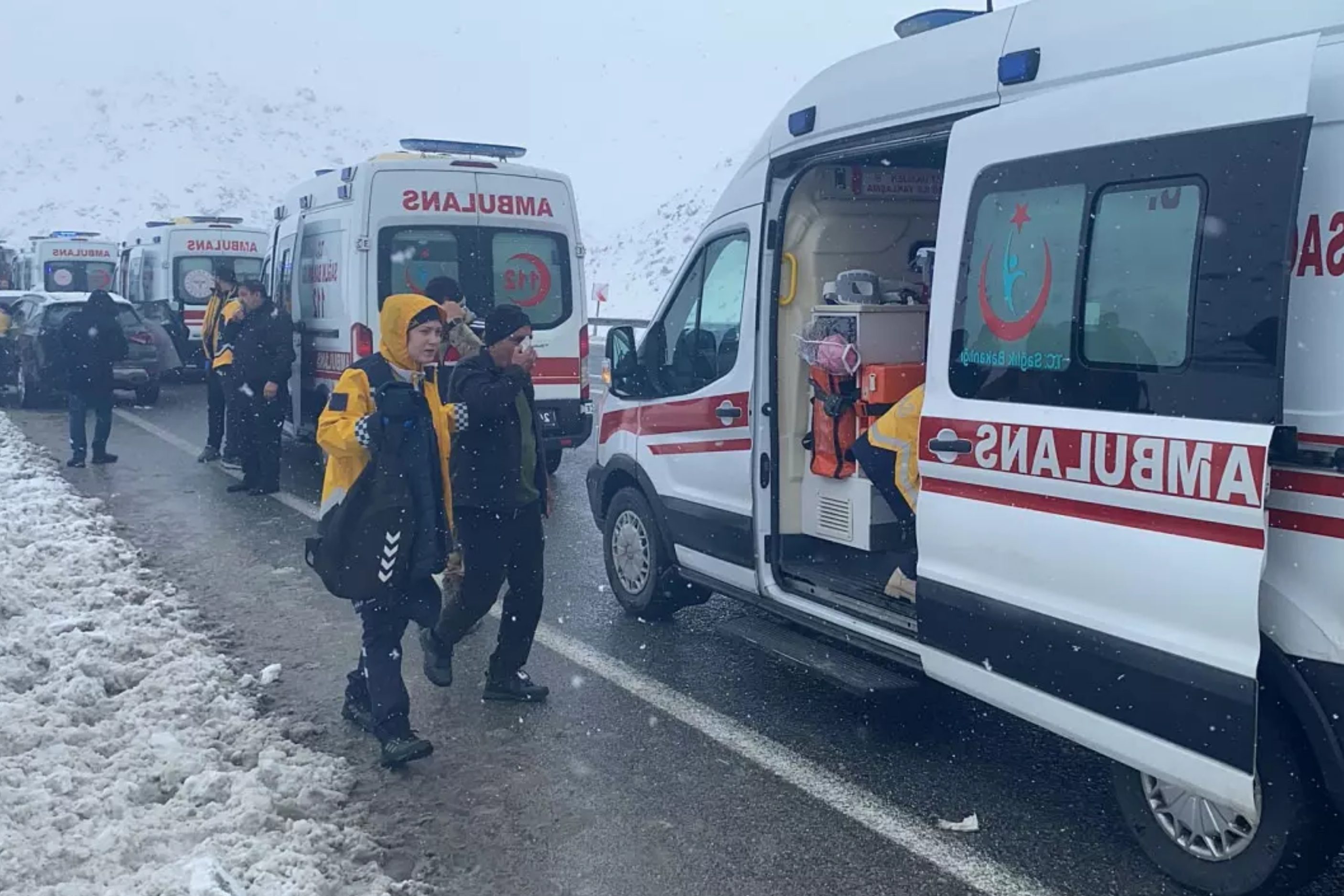 Erzincan'da Yolcu Otobüsü Şarampole Devrildi