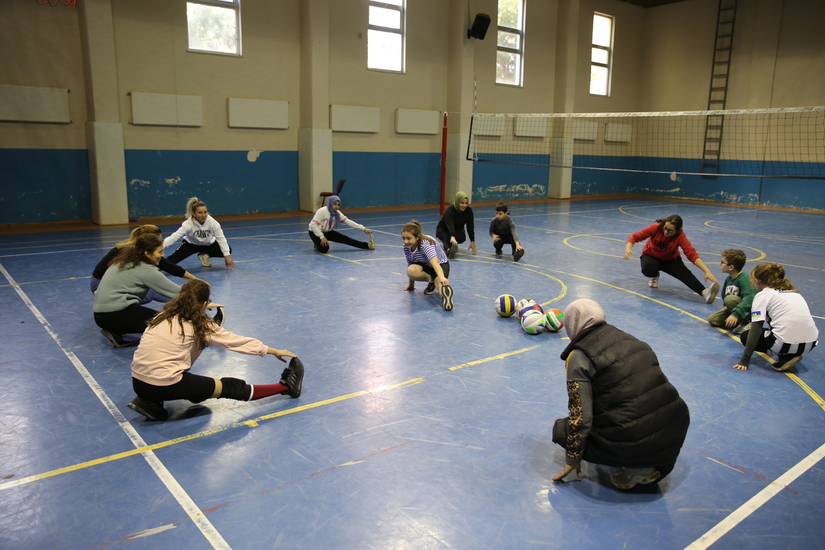 Ev Hanımları Ile Gençler Voleybol Ile Bir Araya Geldi