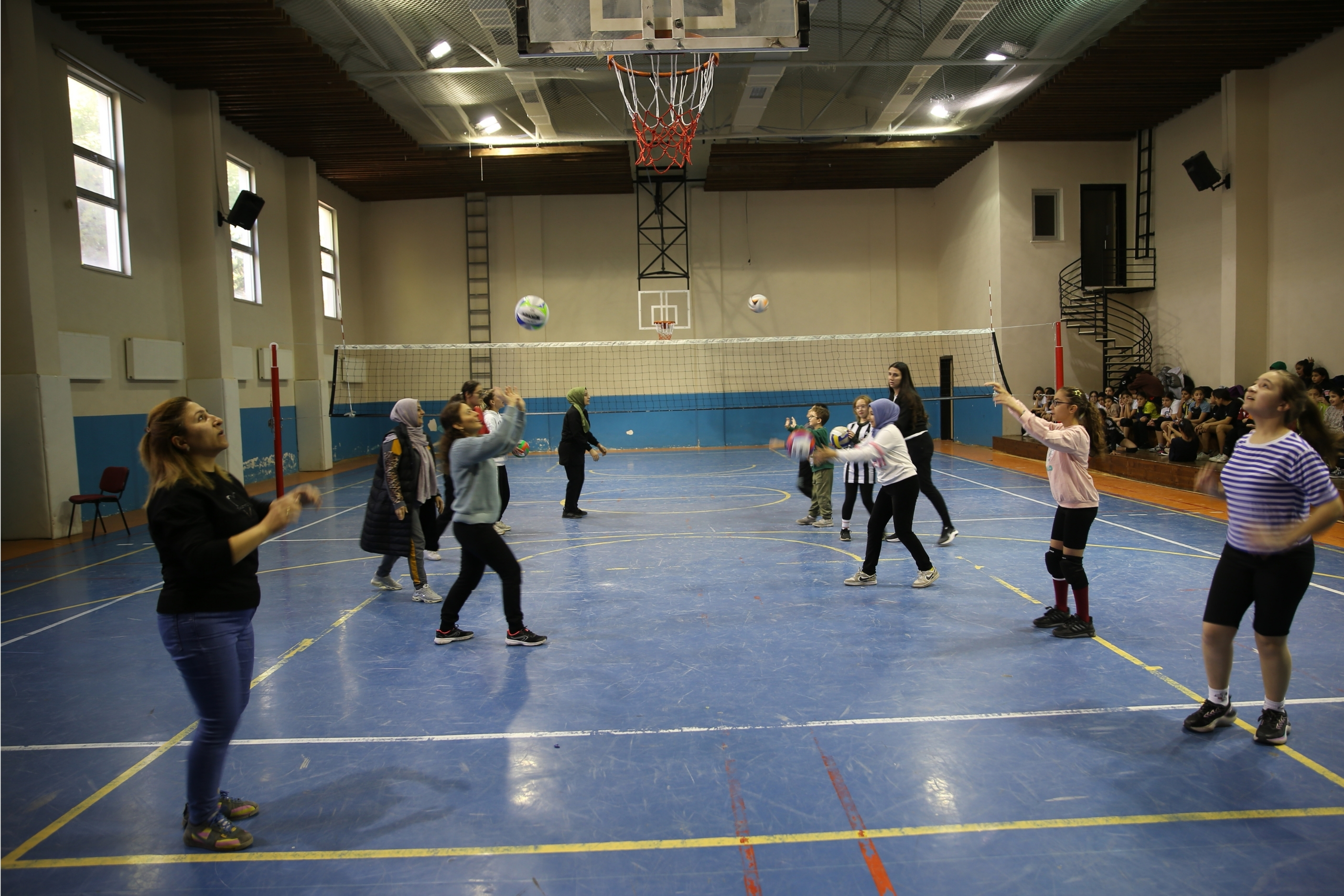 Ev Hanımları Voleybol Ile Keyifli Anlar Yaşadı