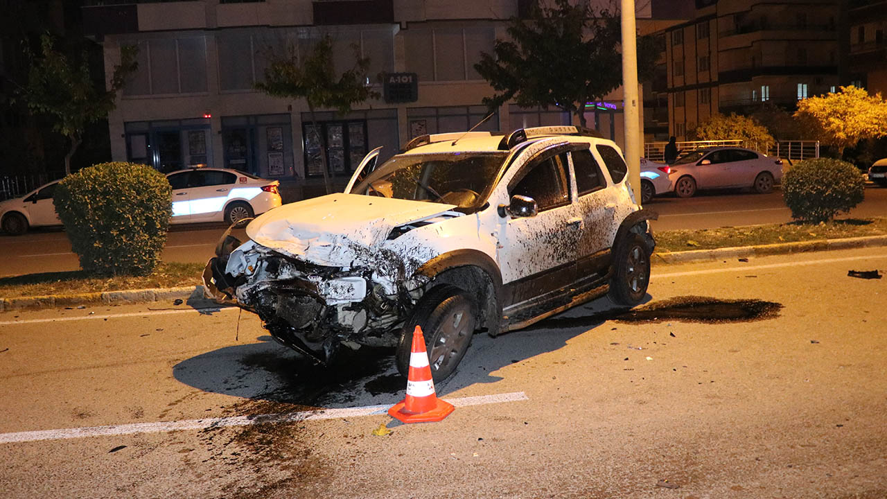 Karaköprü'de Seyir Halindeki Otomobil Park Halindeki Araçlara Çarptı (1)