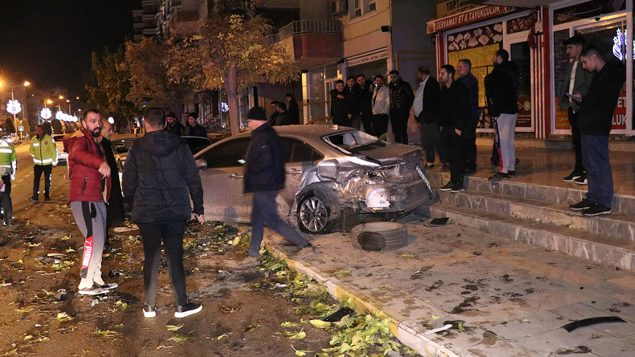 Karaköprü'de Seyir Halindeki Otomobil Park Halindeki Araçlara Çarptı (2)