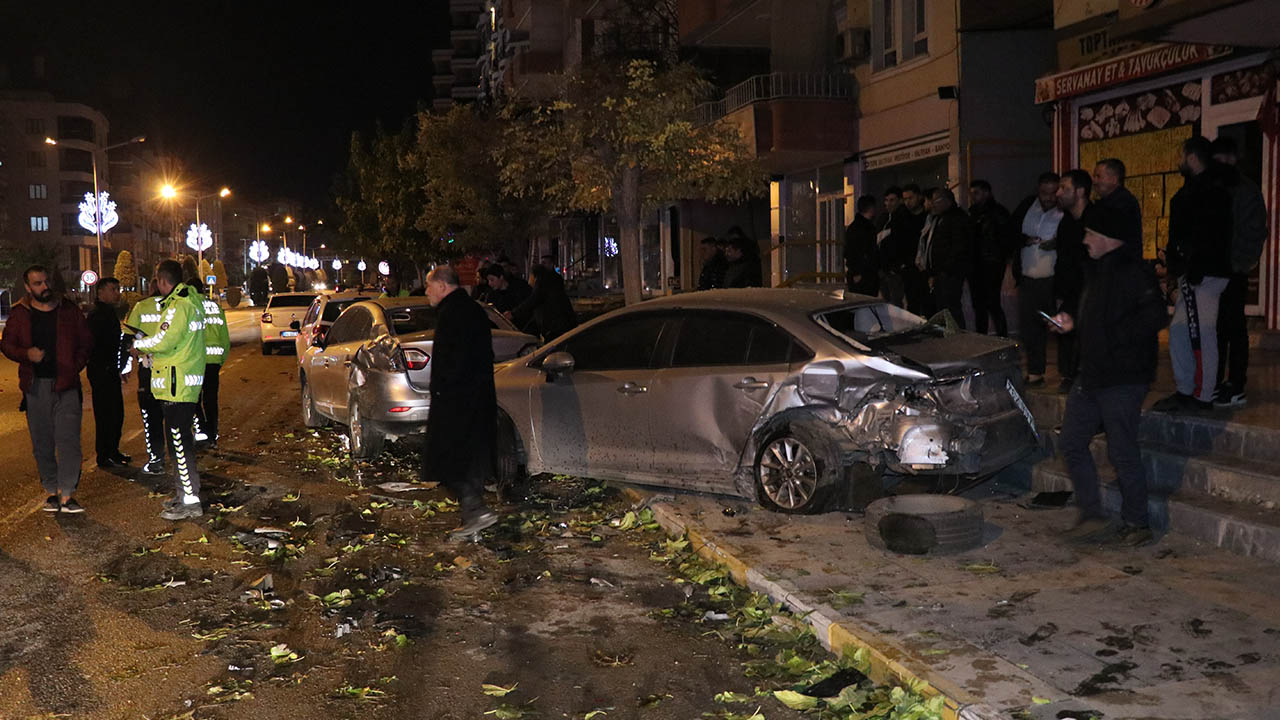 Karaköprü'de Seyir Halindeki Otomobil Park Halindeki Araçlara Çarptı (3)