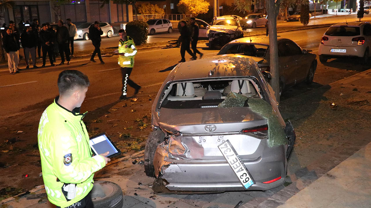 Karaköprü'de Seyir Halindeki Otomobil Park Halindeki Araçlara Çarptı (5)