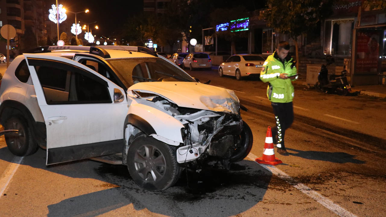 Karaköprü'de Seyir Halindeki Otomobil Park Halindeki Araçlara Çarptı (6)