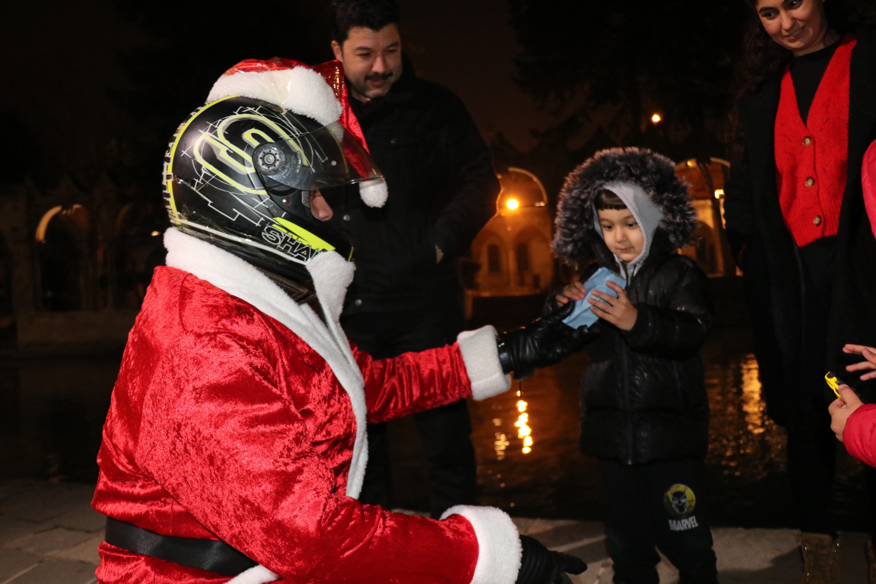 Şanlıurfa’nın Noel Babası Sosyal Medyada Olay Oldu (5)