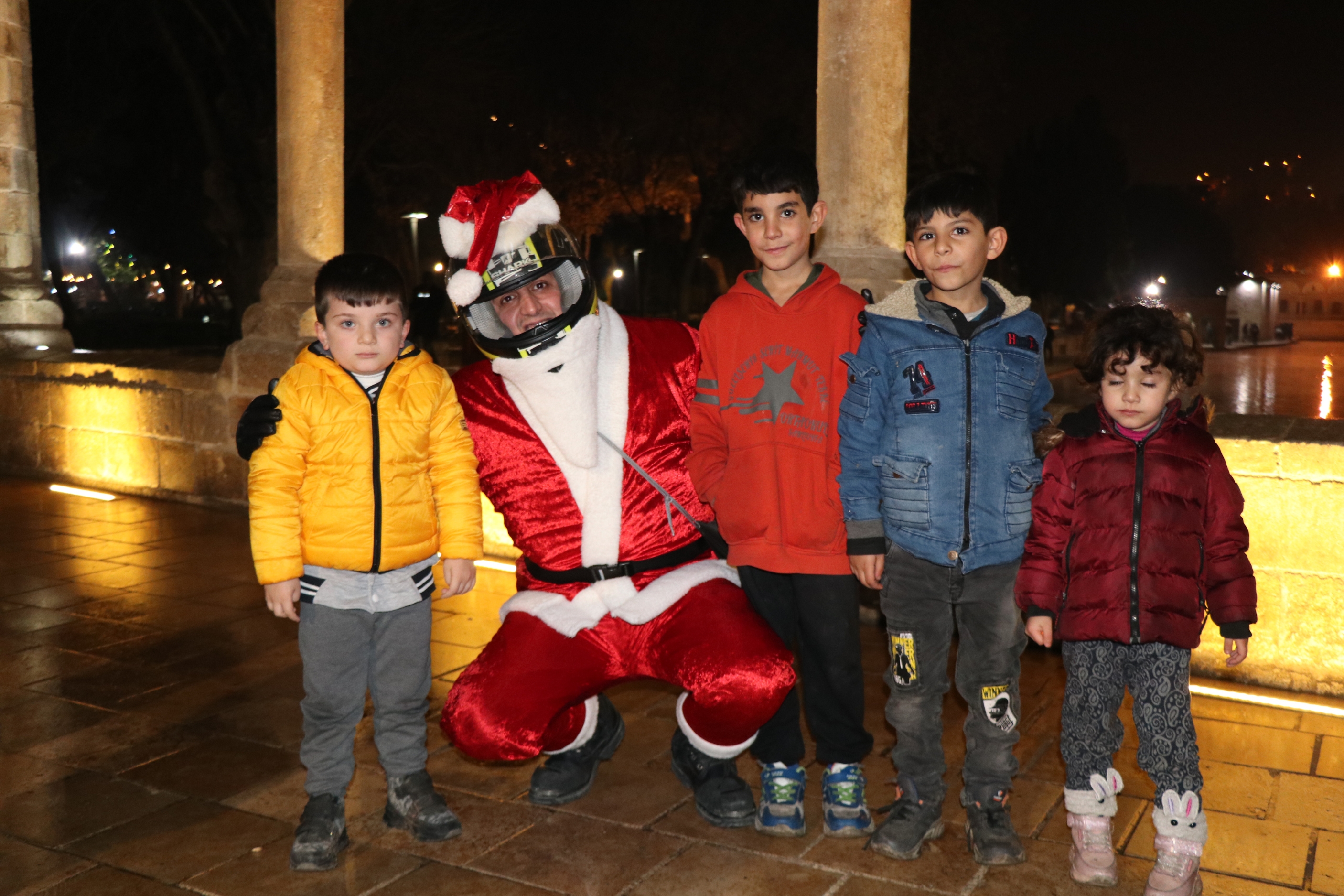 Şanlıurfa’nın Noel Babası Sosyal Medyada Olay Oldu (9)