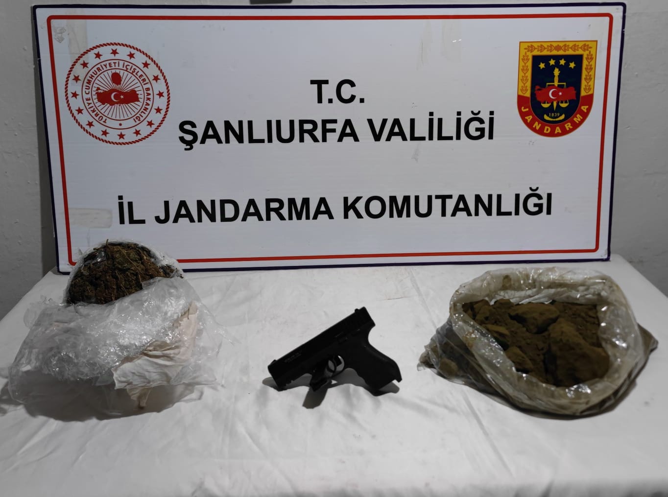 Siverek'te Jandarma Ve Polis Denetimlerinde 27 Şüpheli Tutuklandı (3)