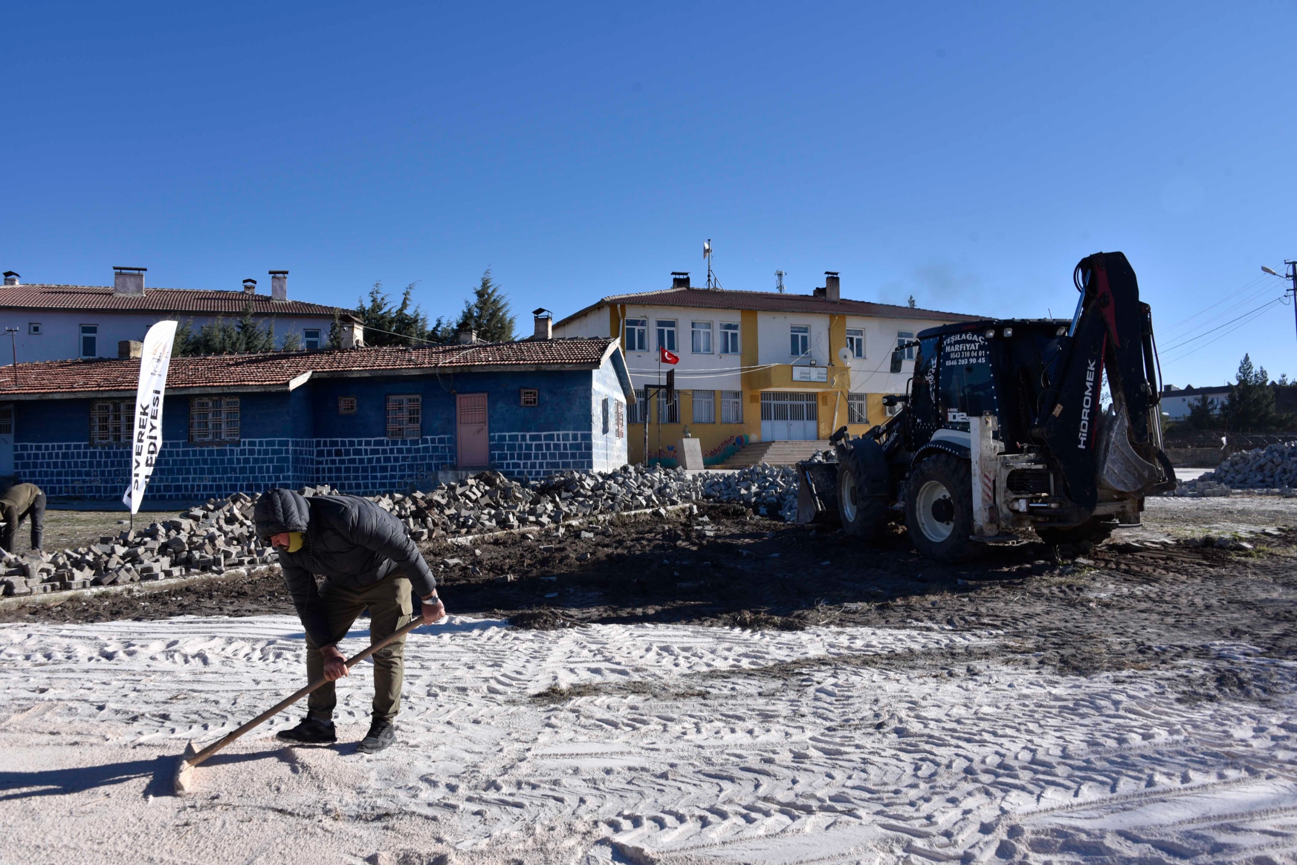 Gürakar İlk ve Ortaokulu’nun Öğrencileri Çamurdan Kurtuluyor-1