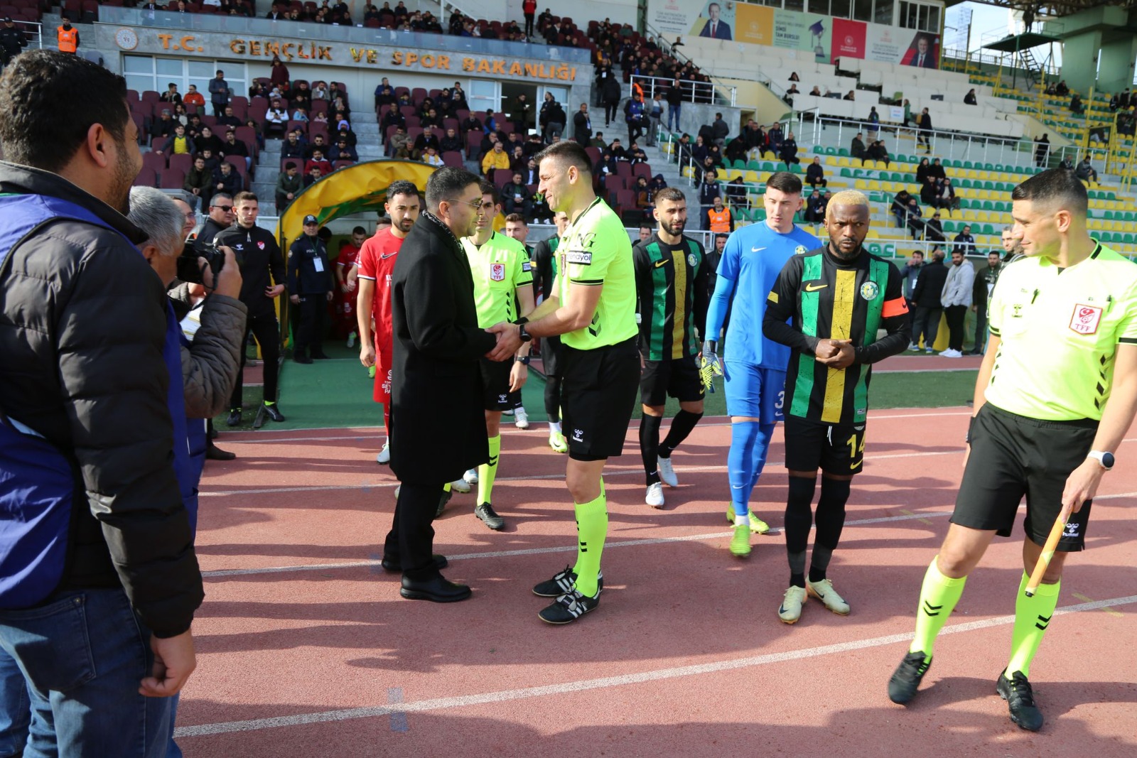 İl Emniyet Müdürü Aksoy, Şanlıurfaspor - Çorum FK Maçında Güvenlik Tedbirlerini İnceledi