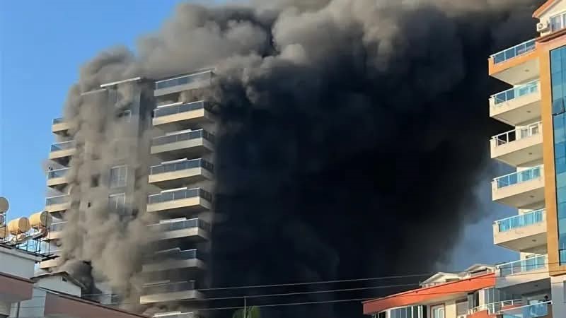 Antalya’da Otel Alevlere Teslim Oldu: Çok Sayıda Ekip Sevk Edildi-1