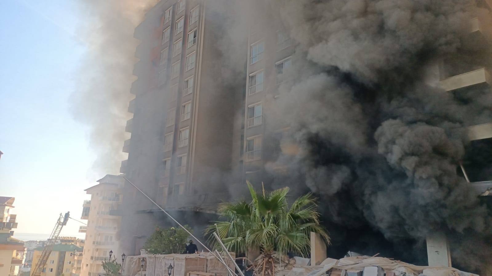 Antalya’da Otel Alevlere Teslim Oldu: Çok Sayıda Ekip Sevk Edildi-2