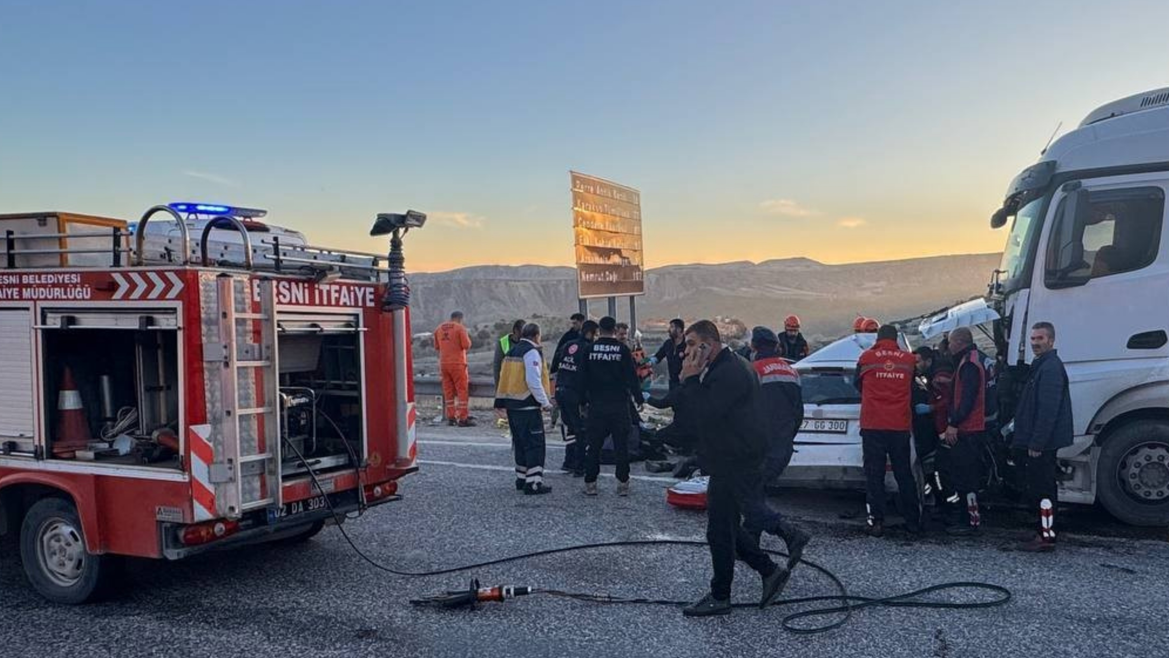 Adıyaman’da Yakıt Tankeri İle Otomobil Çarpıştı 4 Ölü, 3 Yaralı (2)