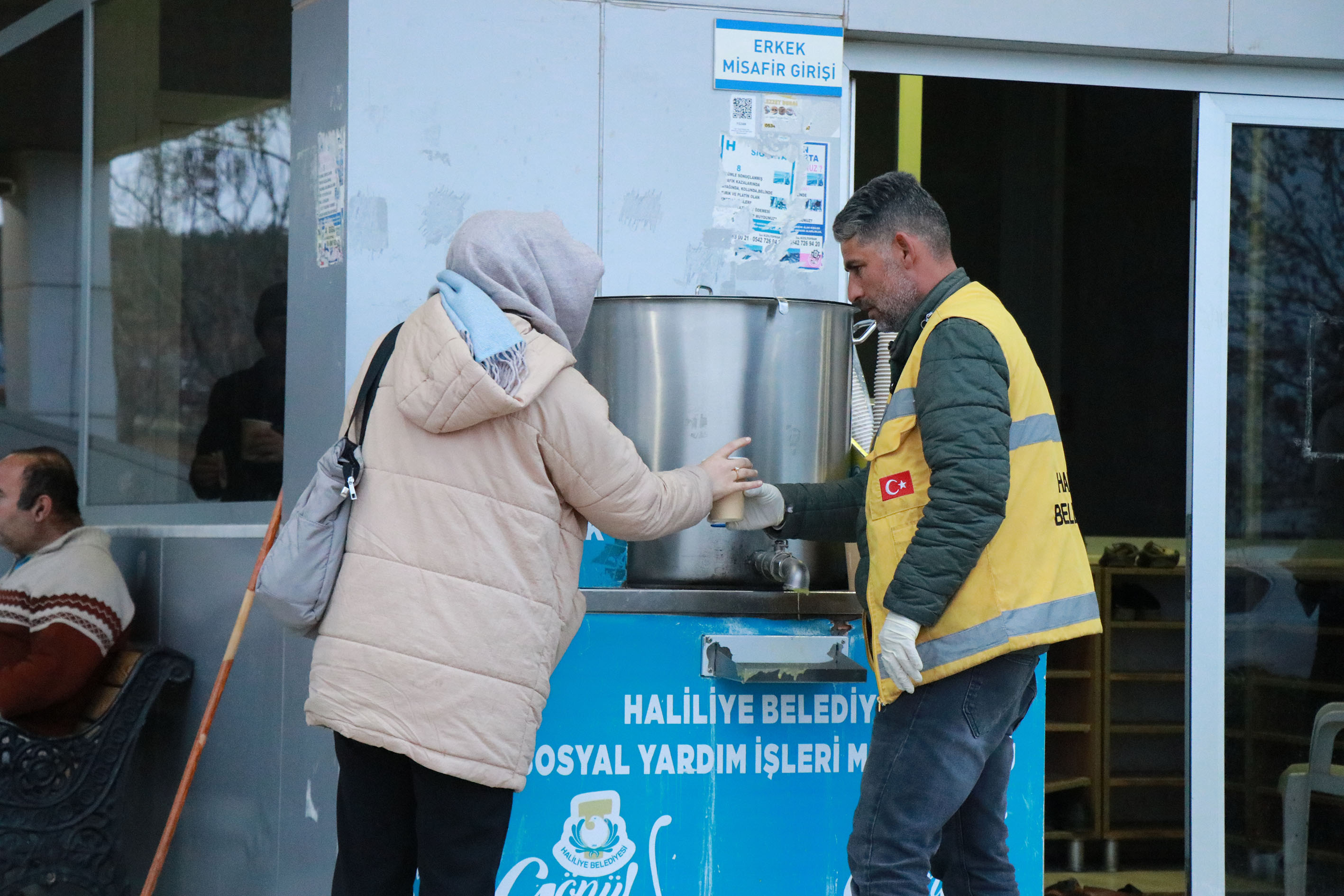 Haliliye Belediyesi, Soğuk Kış Sabahlarında Sıcak Çorba İkram Ediyor-2