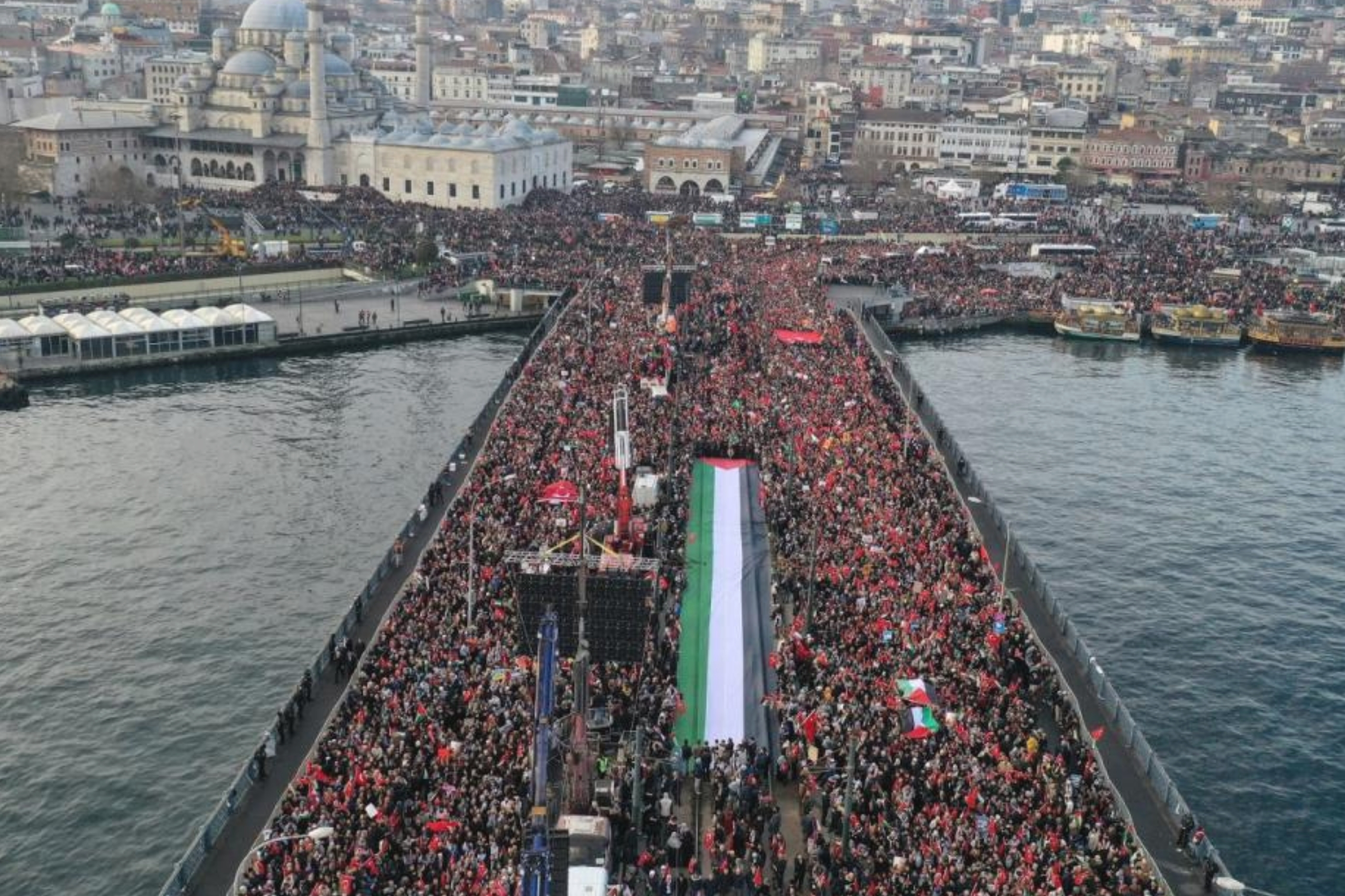 İstanbul’da Binlerce Kişiden Tek Mesaj Gazze’ye Destek Yürüyüşü (4)