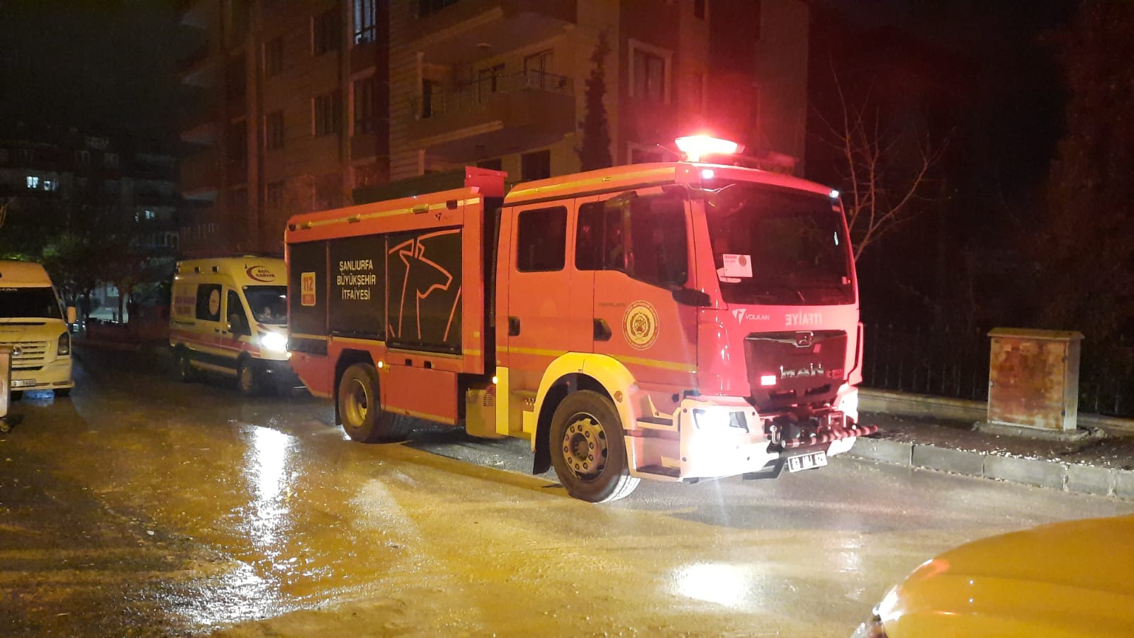 Karaköprü'de 7 Katlı Apartmanda Yangın Paniği (3)