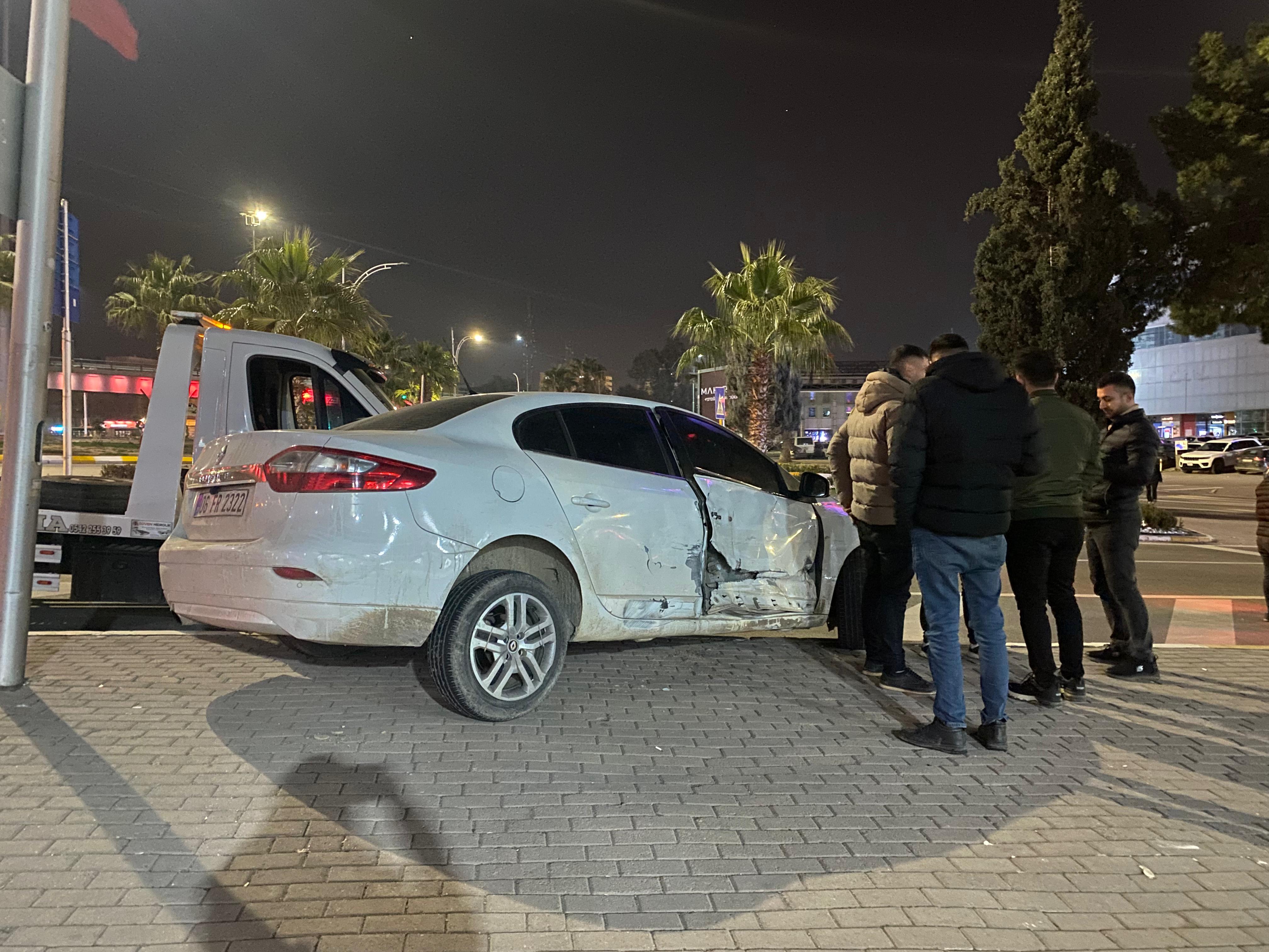 Şanlıurfa Abide Kavşak’ta Maddi Hasarlı Trafik Kazası (5)