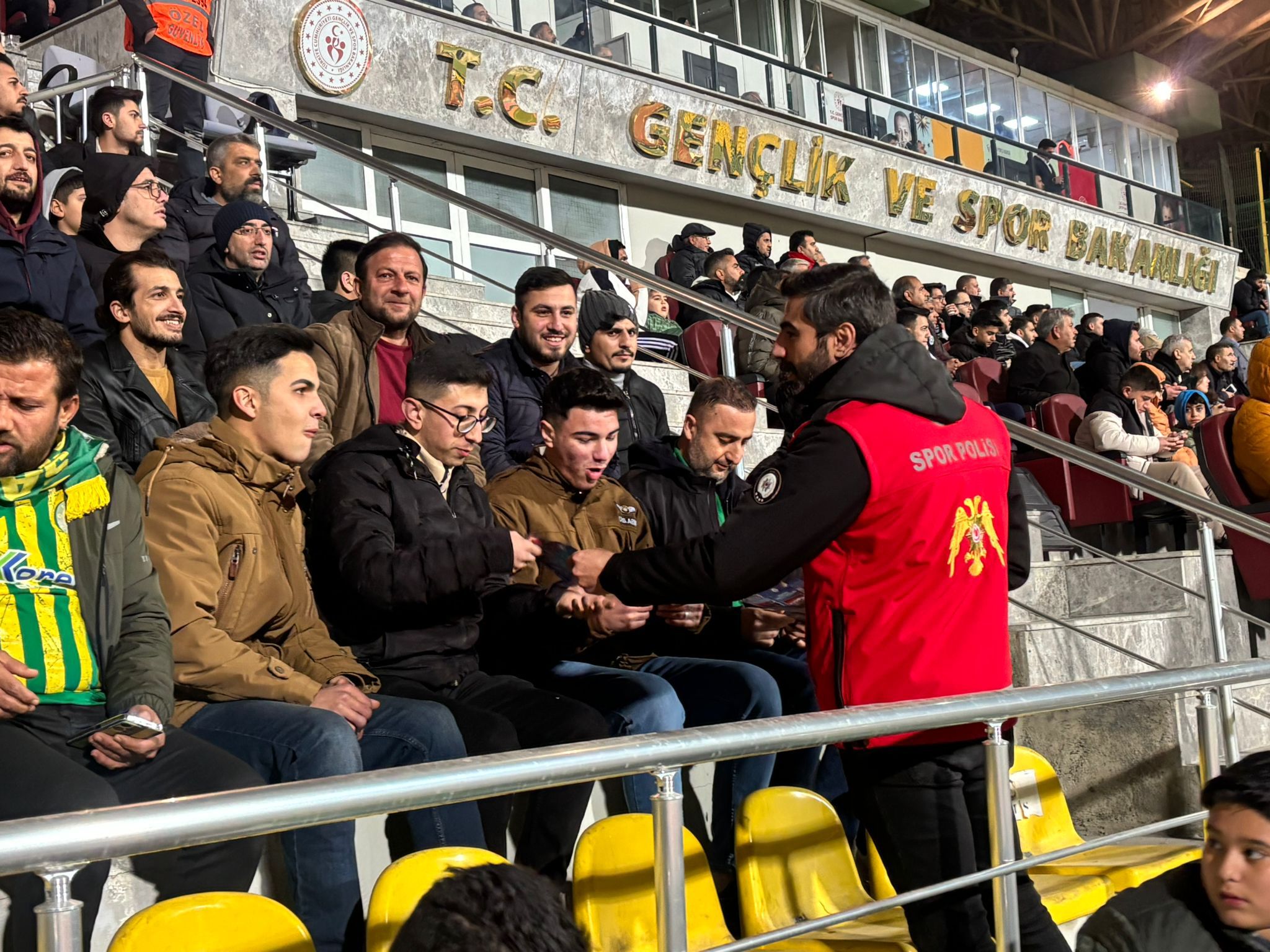 Şanlıurfa Polisi'nden Urfaspor Taraftarlarına Yasa Dışı Bahis Uyarısı (1)