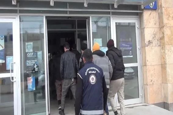 Şanlıurfa’dan İstanbul’a Kaçak Göçmen Taşıyan Tır Durduruldu (2)