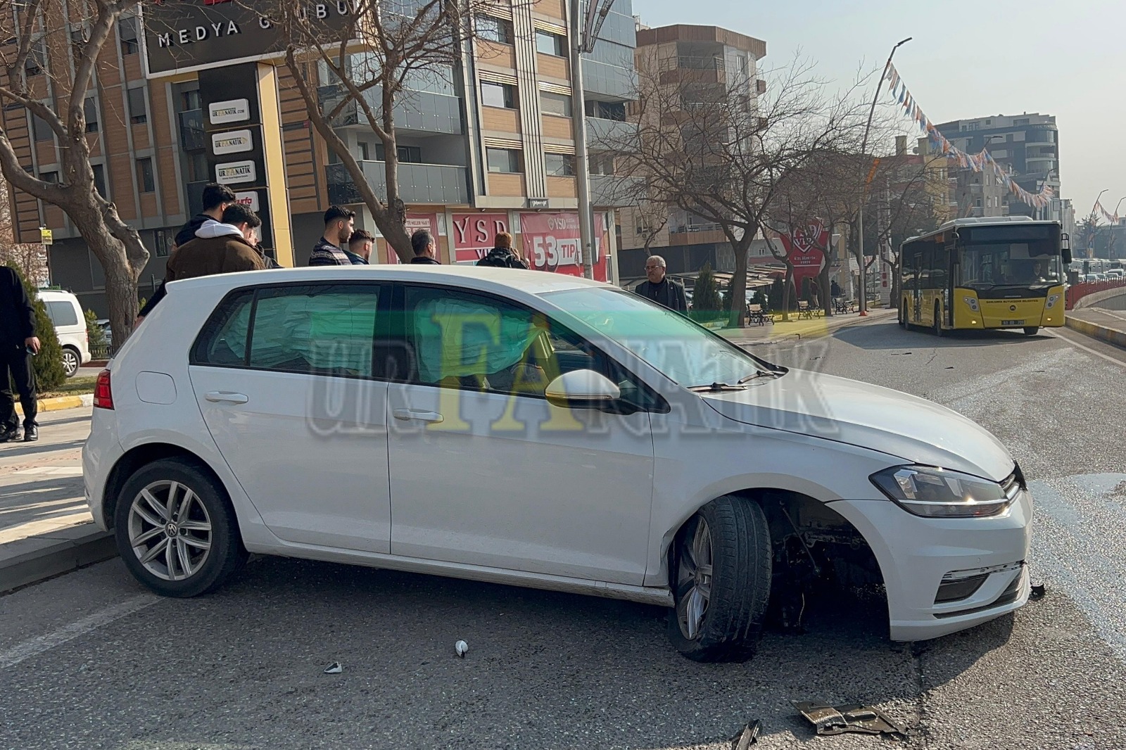 Karaköprü’de Kontrolden Çıkan Otomobil Karşı Şeride Uçtu Kaza Anı Güvenlik Kamerasına Yansıdı-5