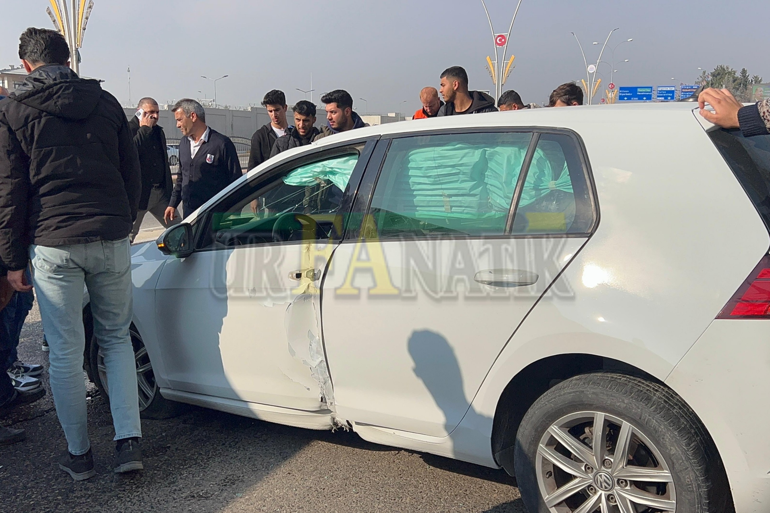 Karaköprü’de Kontrolden Çıkan Otomobil Karşı Şeride Uçtu Kaza Anı Güvenlik Kamerasına Yansıdı-4