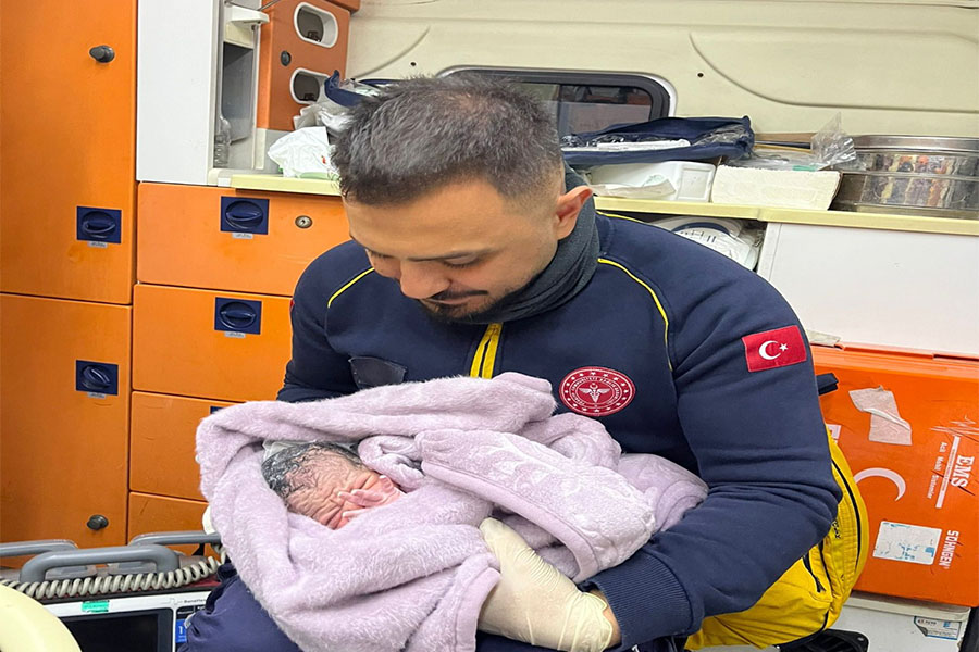 Şanlıurfa'da Ambulansta Doğan Çocuğa Sağlıkçının İsmini Verdiler-2