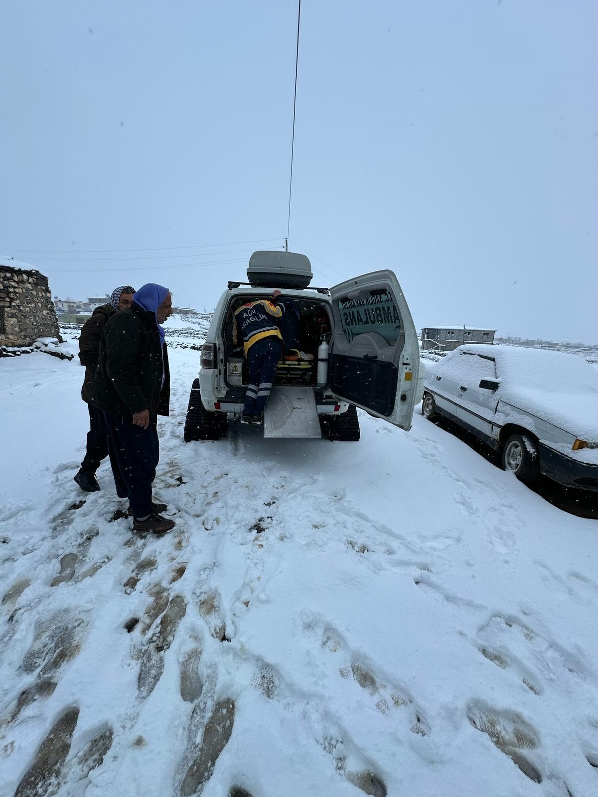 Yolda Kalan hastalara paletli Ambulans ile ulaşıldı-1