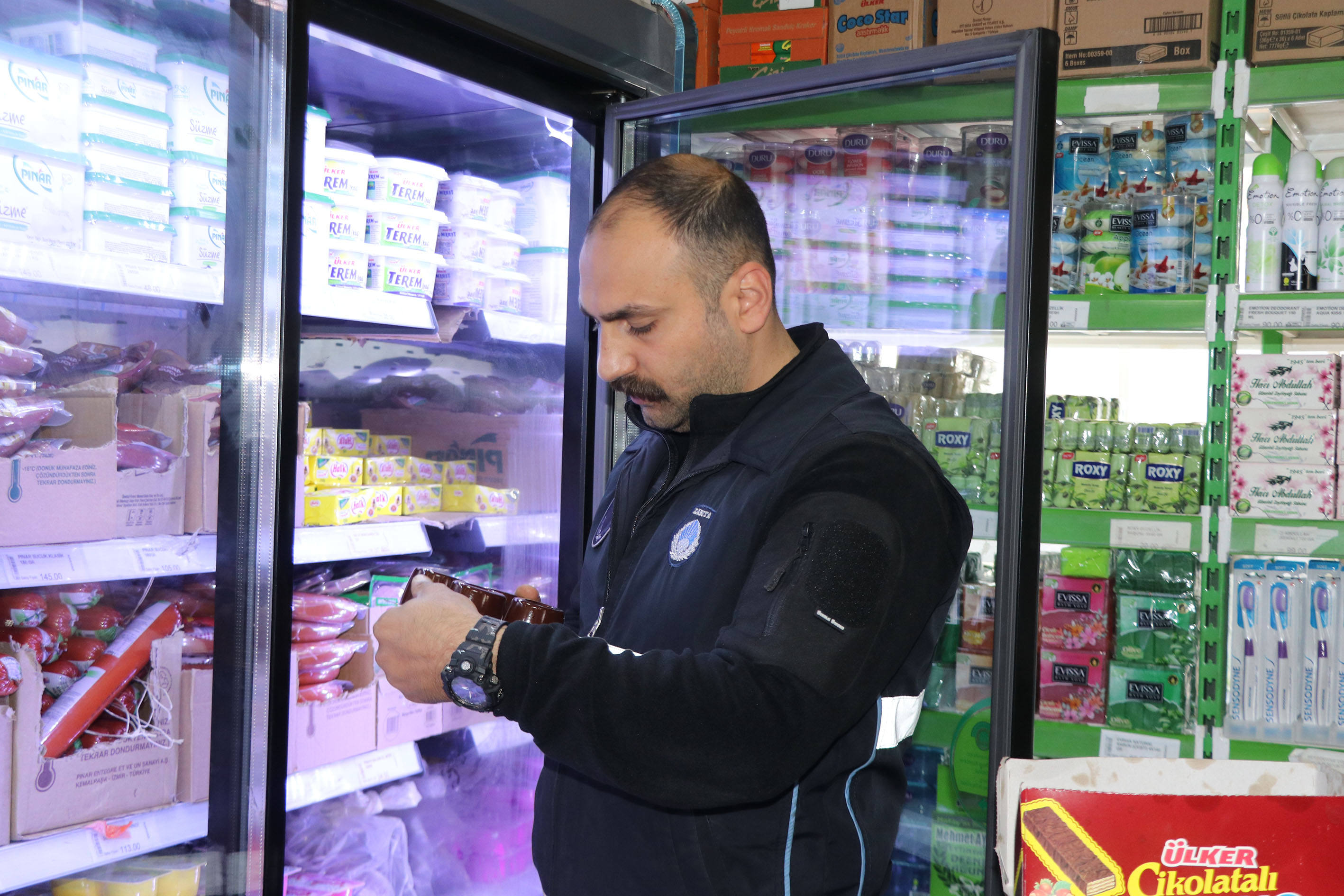 Haliliye Belediyesi, 2 Bin 630 Adet Tarihi Geçmiş Ürün İmha Etti (2)