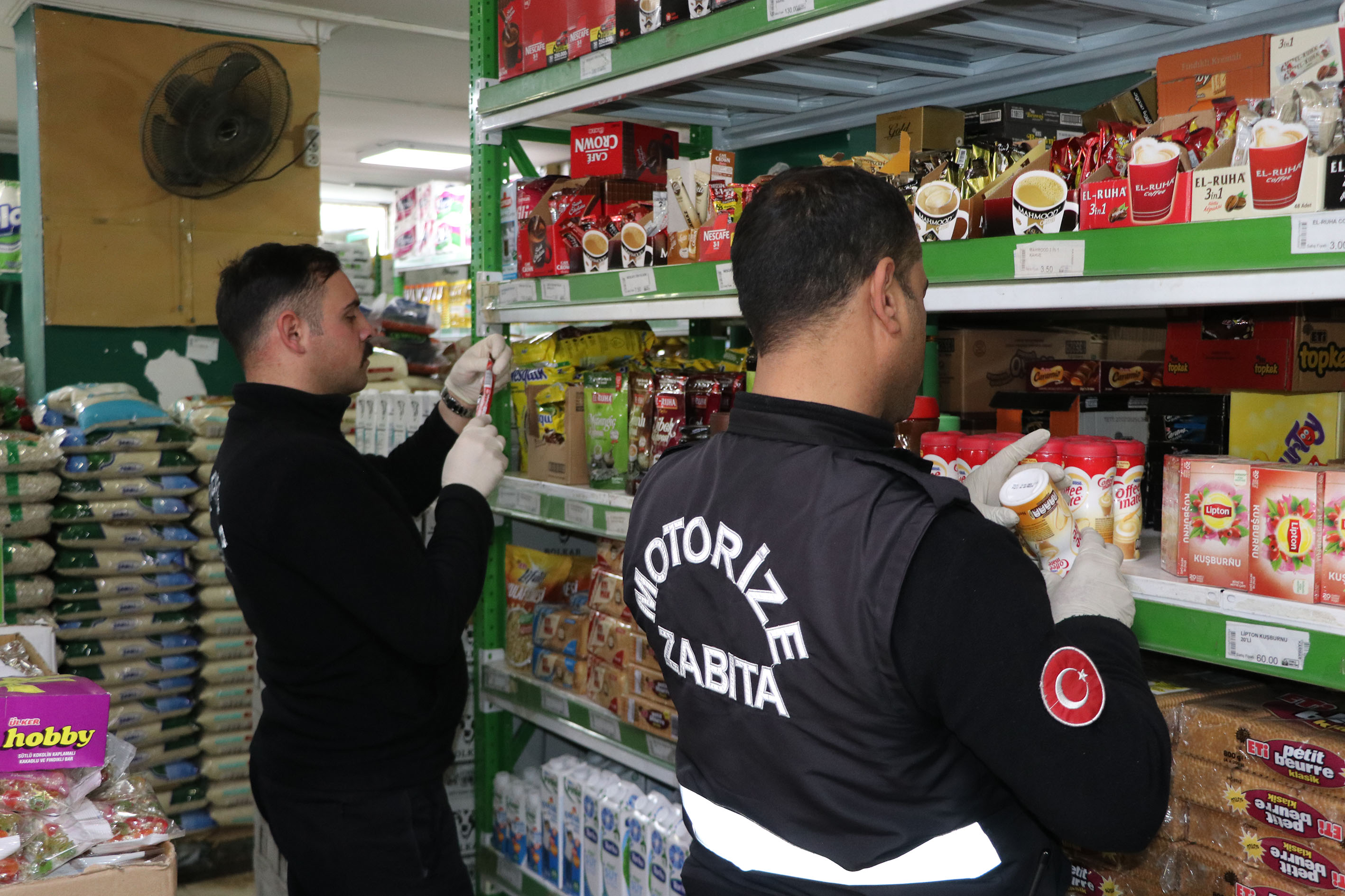 Haliliye Belediyesi, 2 Bin 630 Adet Tarihi Geçmiş Ürün İmha Etti (3)