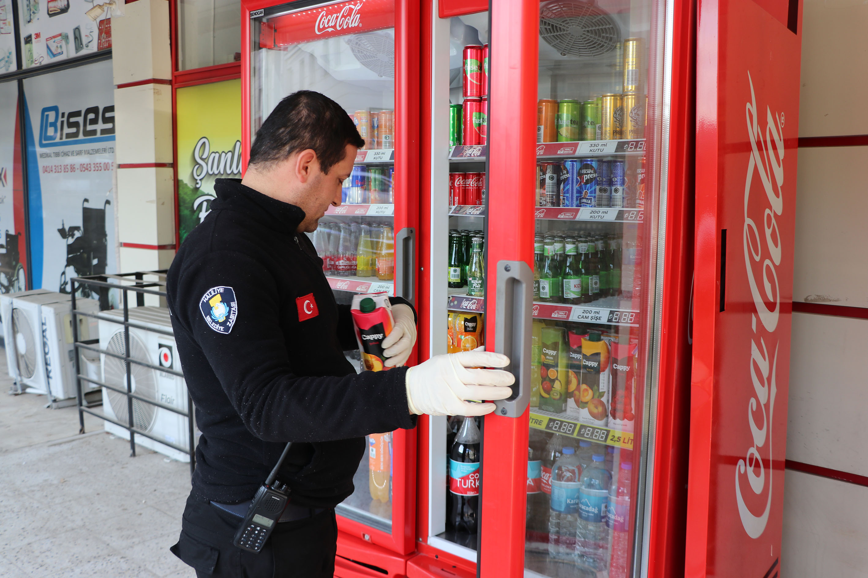 Haliliye Belediyesi, 2 Bin 630 Adet Tarihi Geçmiş Ürün İmha Etti (4)