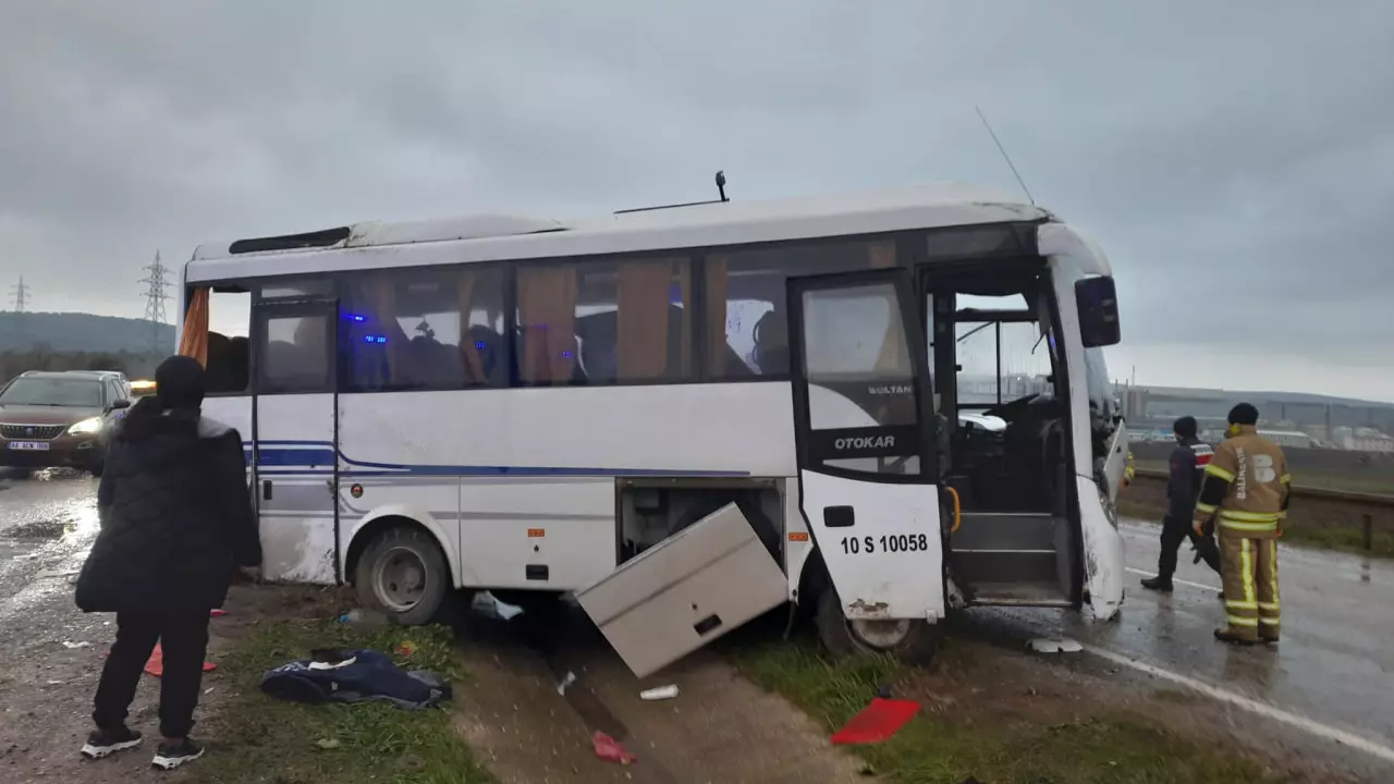 Balıkesir’de Sabah Saatlerinde Kaza: Çok Sayıda Yaralı-1