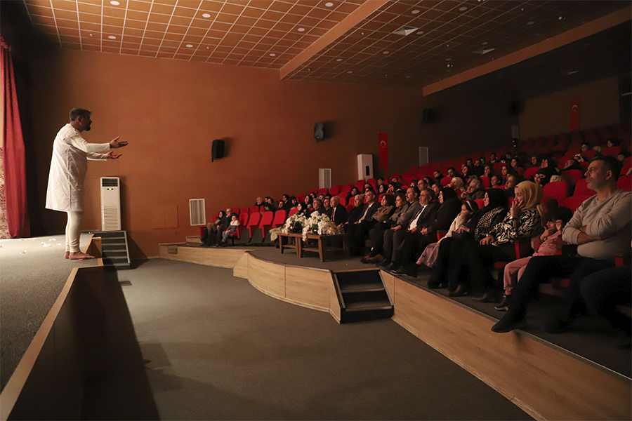 Karaköprü Belediyesi’nden Tiyatro Gösterisi-2