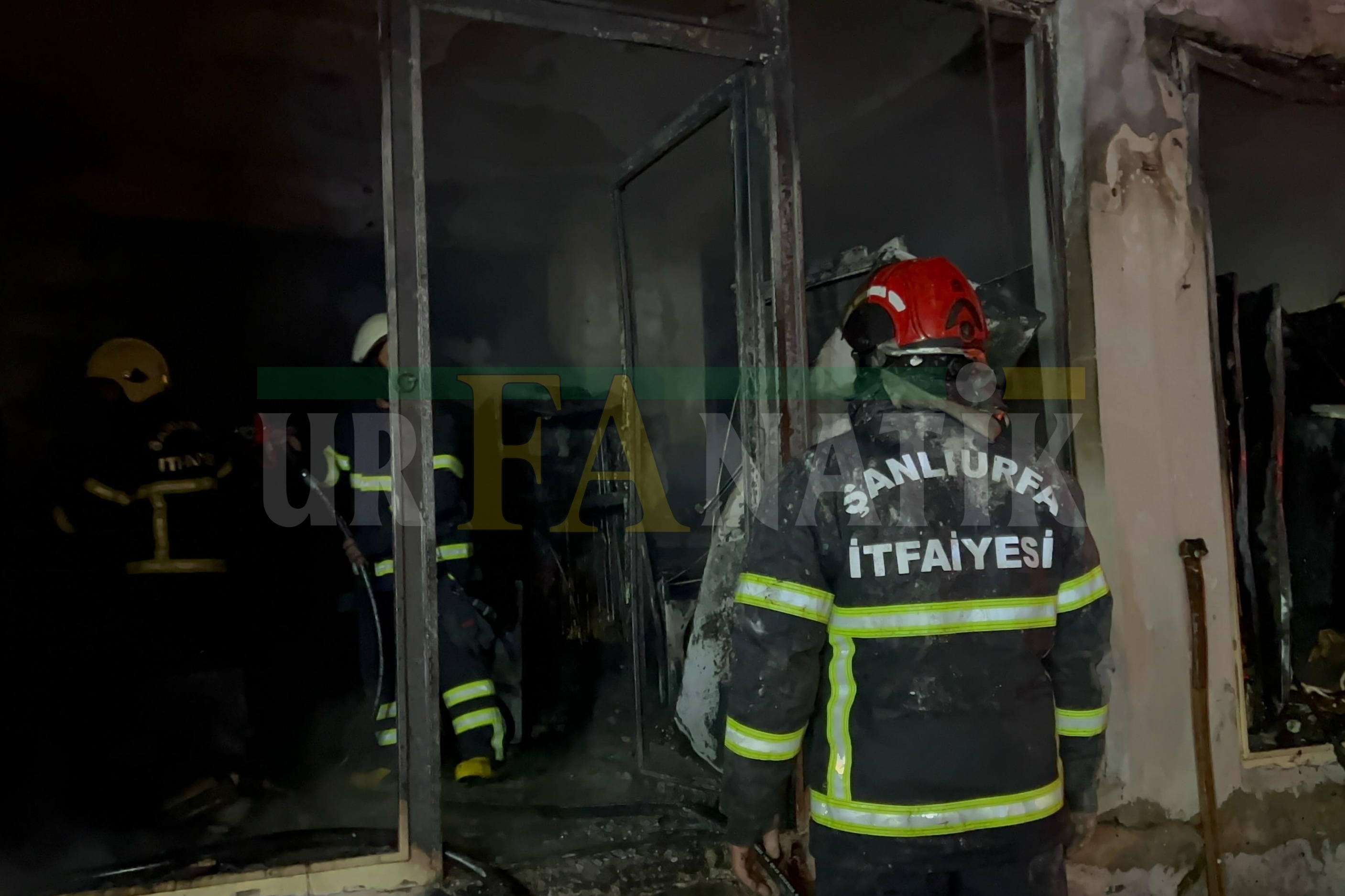 Şanlıurfa Eyyübiye'de Bir İş Yeri Kundaklandı! (3)