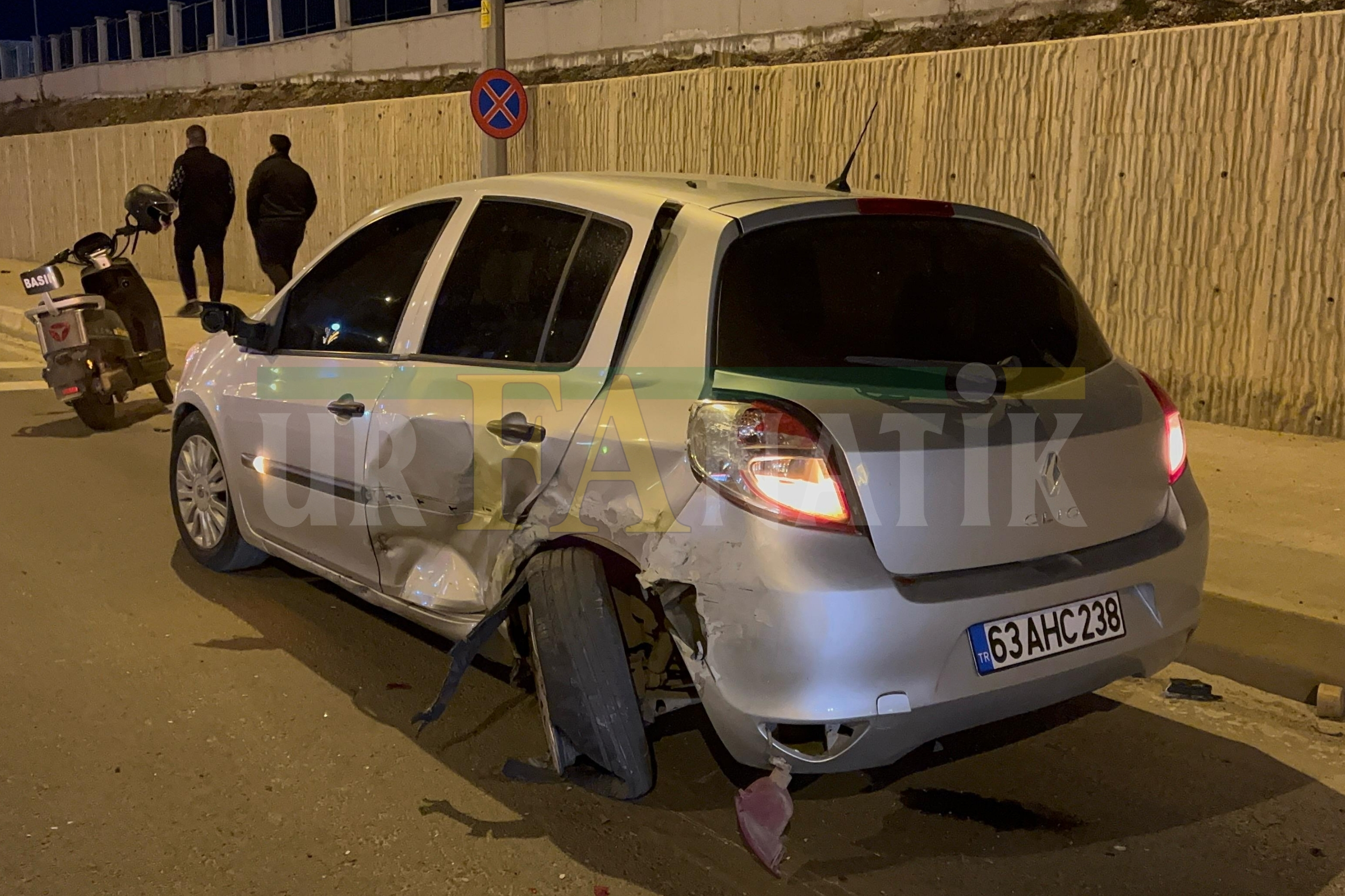 Şanlıurfa Karaköprü’de Kaza Araç Hurdaya Döndü, 1’I Ağır 3 Yaralı (4)