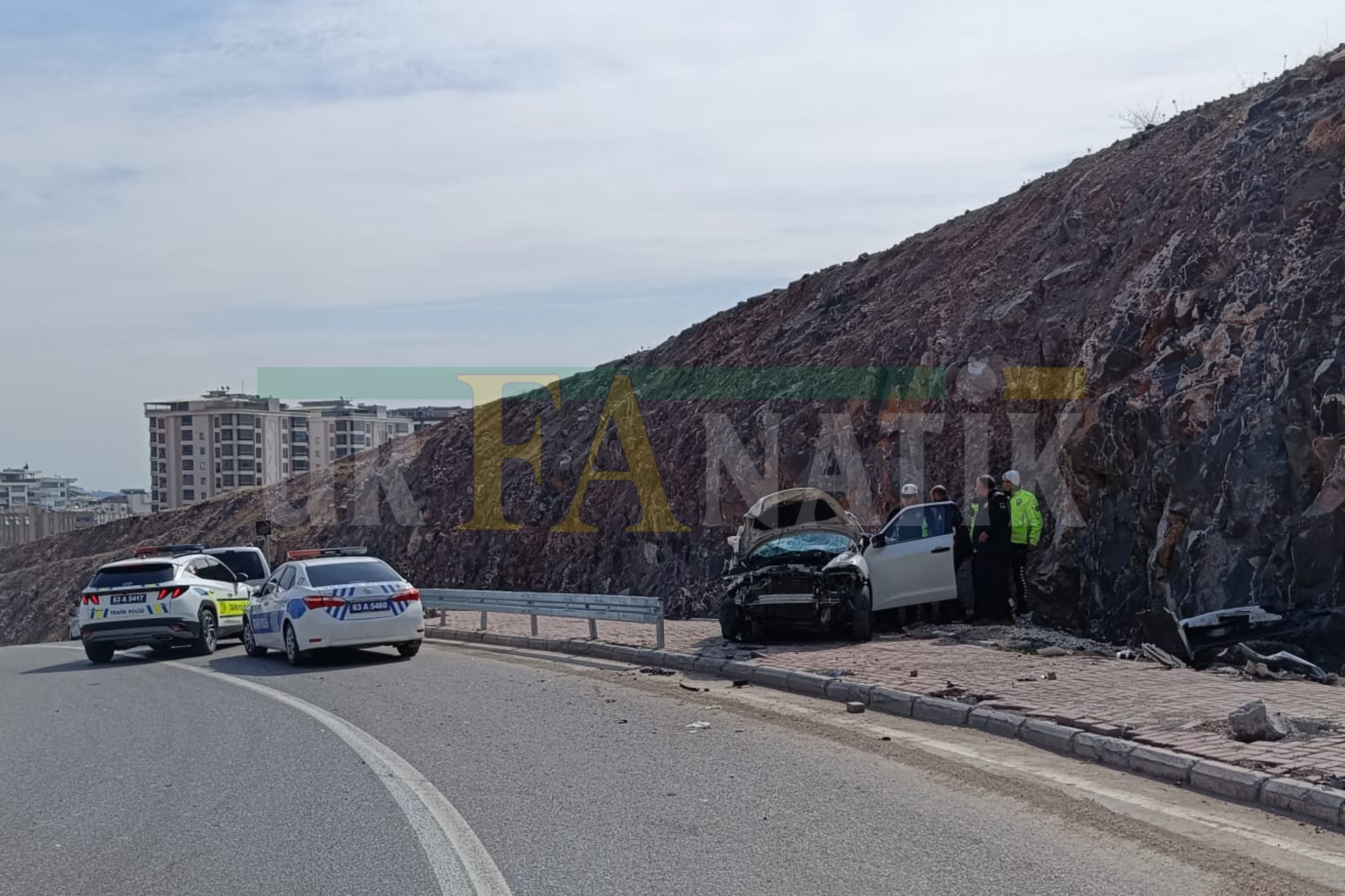 Şanlıurfa Karaköprü’de Kontrolden Çıkan Otomobil Kayalıklara Çarptı 1 Yaralı (2)