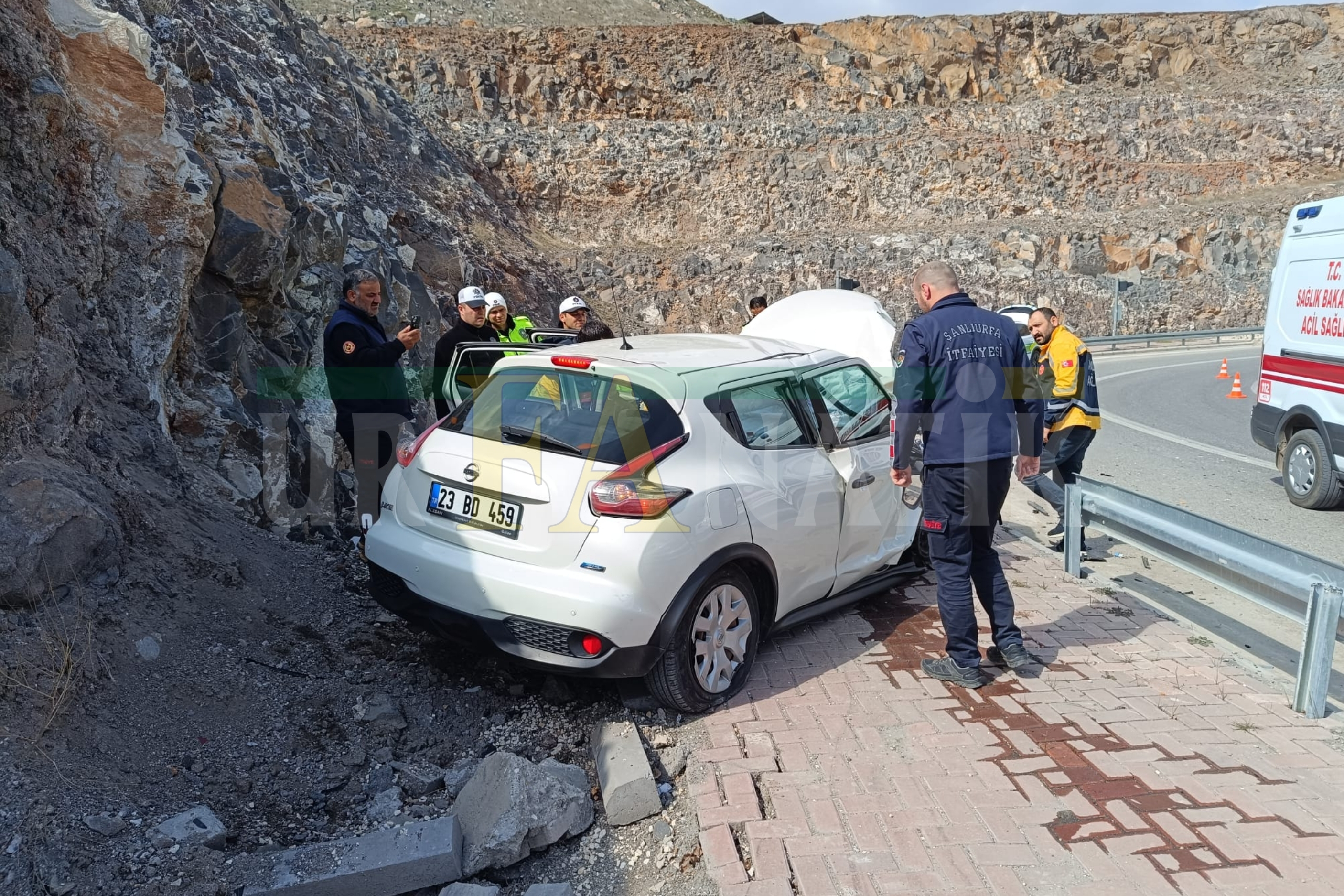 Şanlıurfa Karaköprü’de Kontrolden Çıkan Otomobil Kayalıklara Çarptı 1 Yaralı (3)