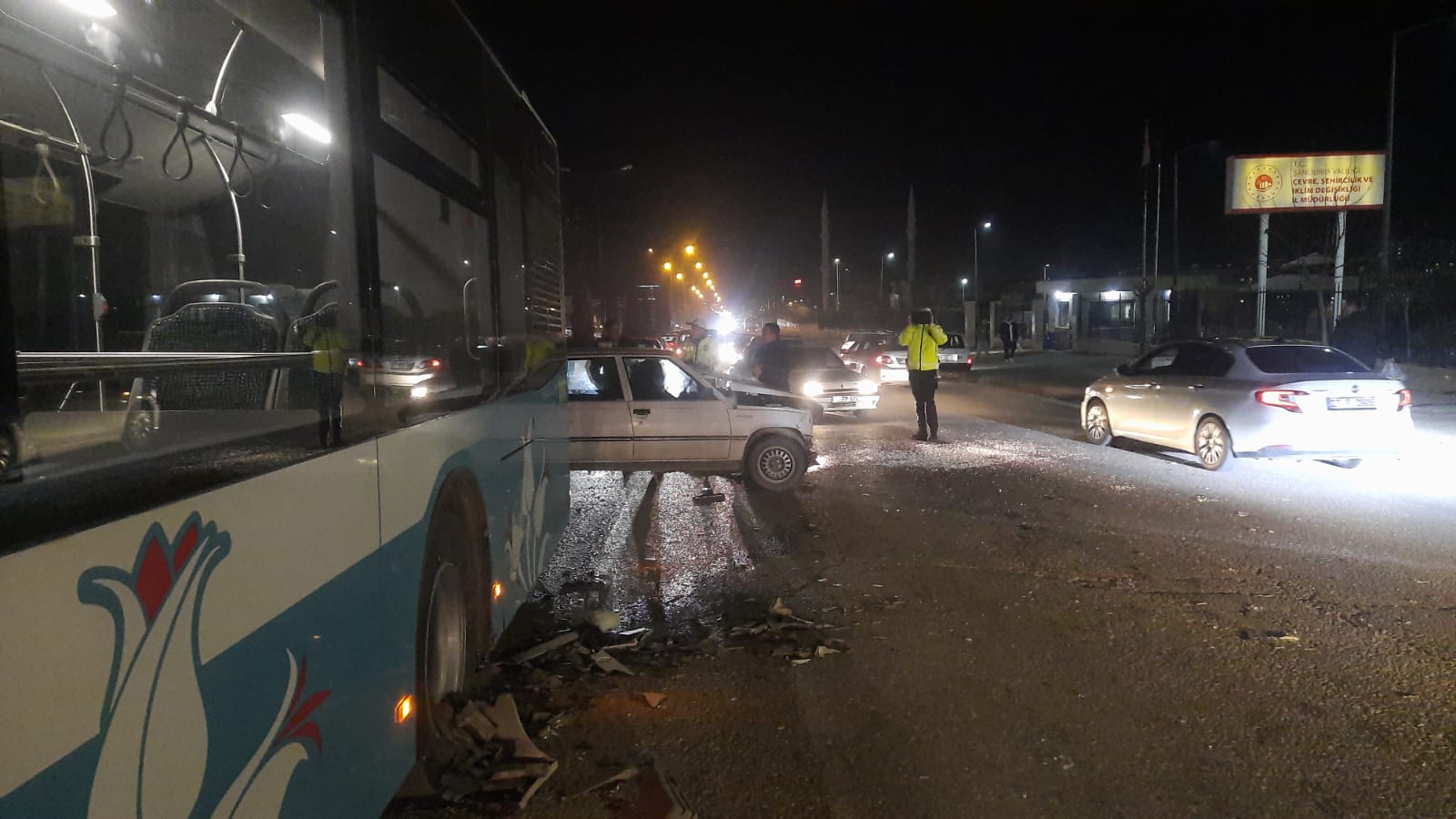 Şanlıurfa Karaköprü'de Otomobil Ile Otobüs Çarpışt (2)